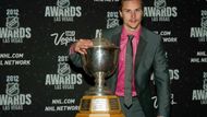 Hokejový obránce Erik Karlsson z Ottawy Senators pózuje s James Norris Memorial Trophy pro nejlepšího obránce NHL. Karlsson v poslední sezóně nasbíral na obránce neuvěřitelných 78 kanadských bodů v 81 zápasech.