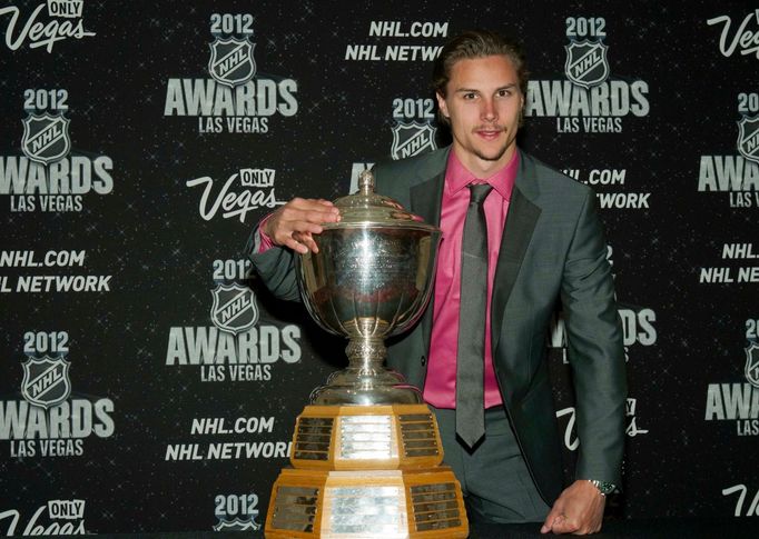 Hokejový obránce Erik Karlsson z Ottawy Senators pózuje s James Norris Memorial Trophy během předávání trofejí NHL v Las Vegas za sezónu 2011/12.