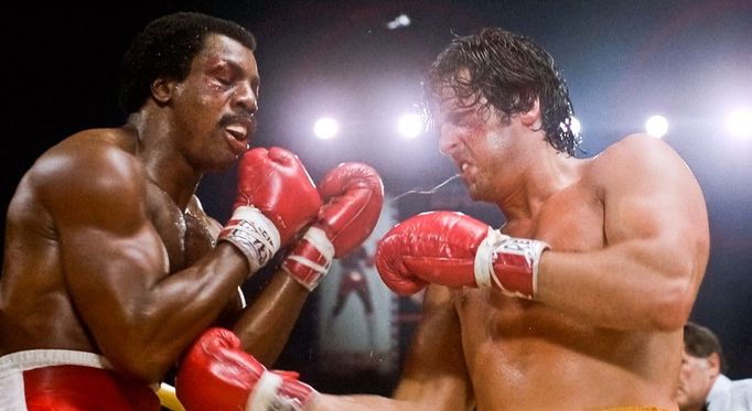 Carl Weathers jako Apollo Creed a Sylvester Stallone coby Rocky Balboa ve druhém Rockym z roku 1979.