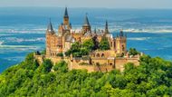 Hrad Hohenzollern, sídlo rodu ve spolkové zemi Bádensko-Württembersko na jihu Německa.