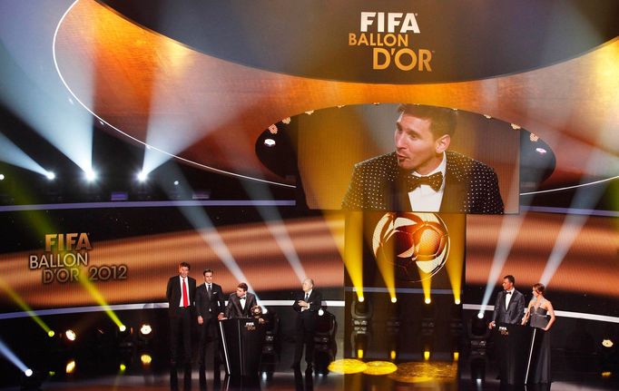 Tvář Lionela Messiho na velkoplošné obrazovce v curyšském sálu při slavnostním vyhlašování vítězů ankety Zlatý míč na Galavečeru FIFA.