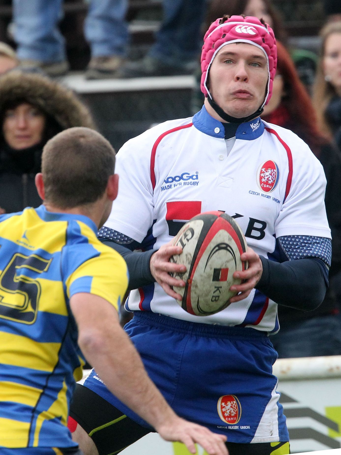 Čeští ragbysté v utkání ME 2012 se Švédskem v Praze na hřišti Tatry Smíchov.
