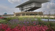 Historický zkušební ovál turínské budovy Lingotto se proměnil v největší závěsnou zahradu v Evropě.