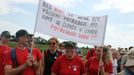 Protestní pochod lidí proti těžbě štěrkopísku a na ochranu pitné vody na Hodonínsku.