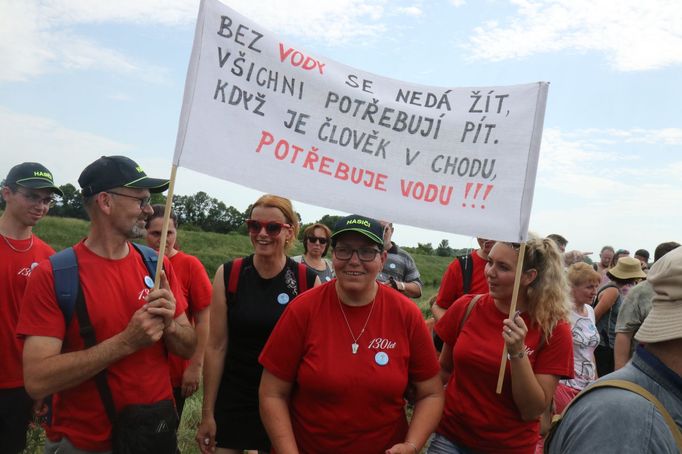 Protestní pochod lidí proti těžbě štěrkopísku a na ochranu pitné vody na Hodonínsku.