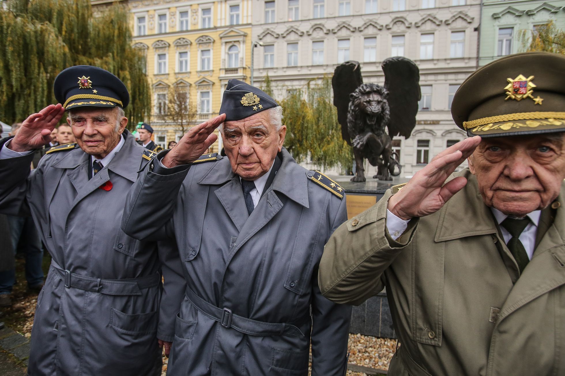 Odhalení pamětní desky Čechoslovákům bojujícím v RAF na památníku na Klárově v Praze