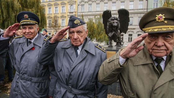 Salutující veteráni při slavnostním odhalení. Jak pomník vypadá, se podívejte v galerii.