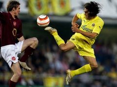 Juan Pablo Sorin z Villarrealu (vpravo) bojuje o míč s Alexanderem Hlebem z Arsenalu.