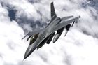 USA nedodají Ukrajině letouny F-16, o které Kyjev žádá. Doručení tanků se opozdí