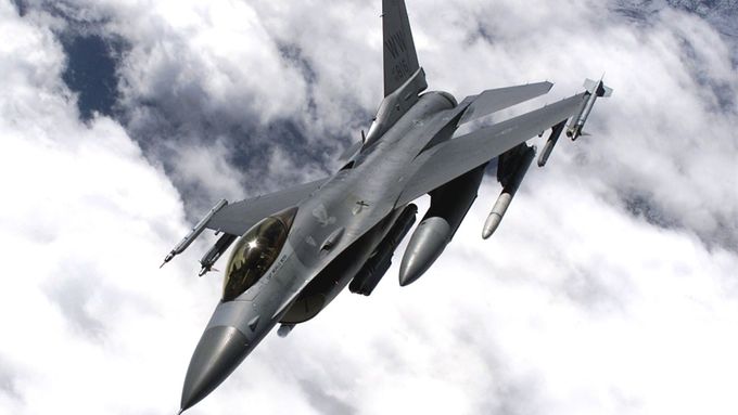 Stíhací letoun F-16. Archivní foto.