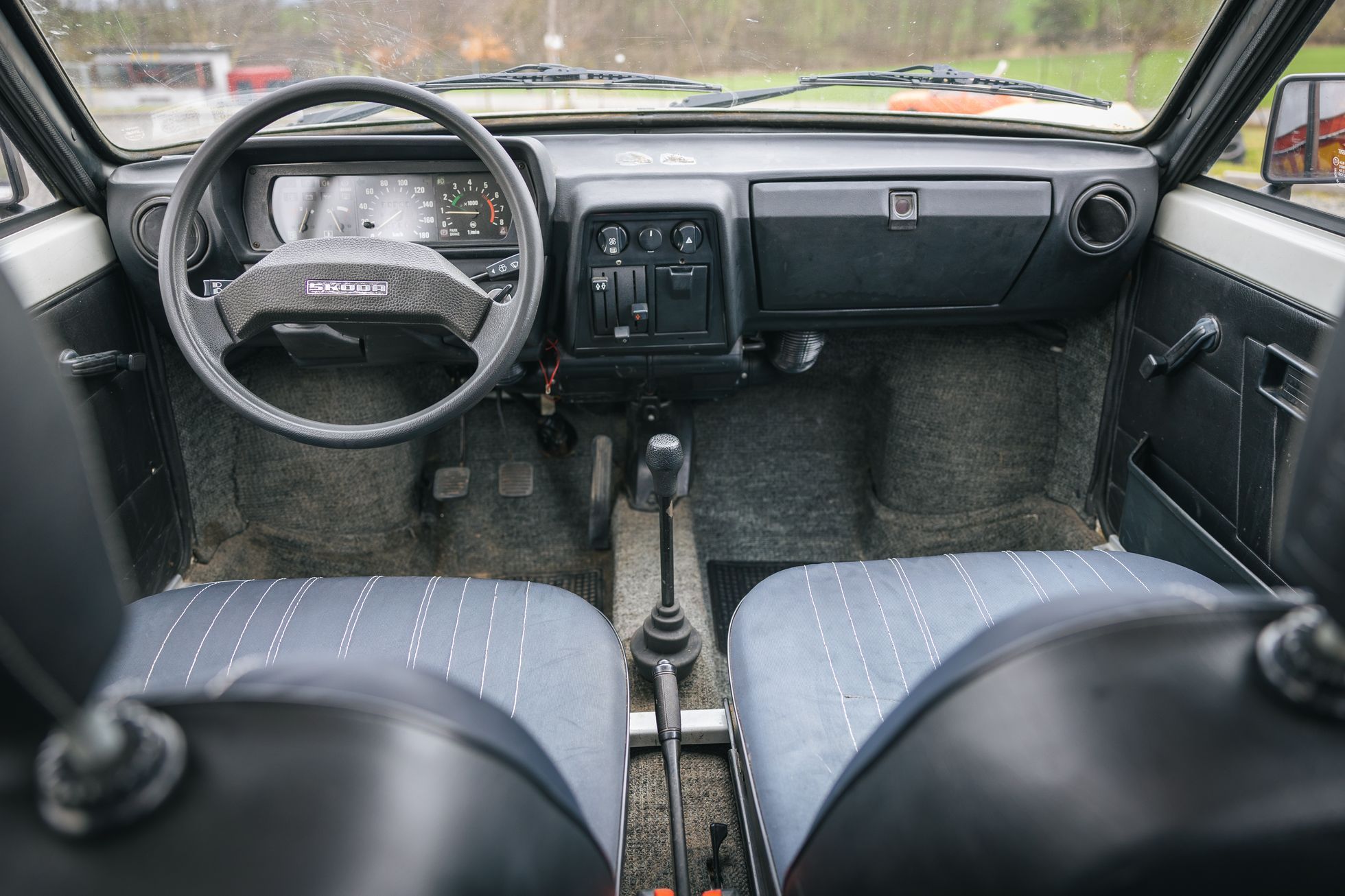 Škoda 125 v tombole a Jawetta Standard Retro Garáž jaro 2024