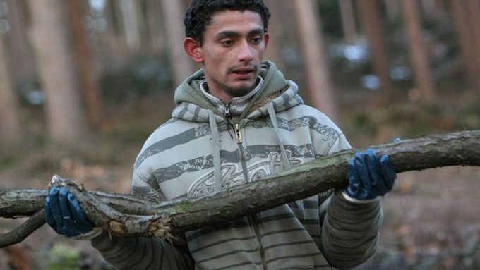 Romanu Kakarovi je 22 let a chodil pouze na základní školu. Teď zkouší pracovat v lese a být soběstačný