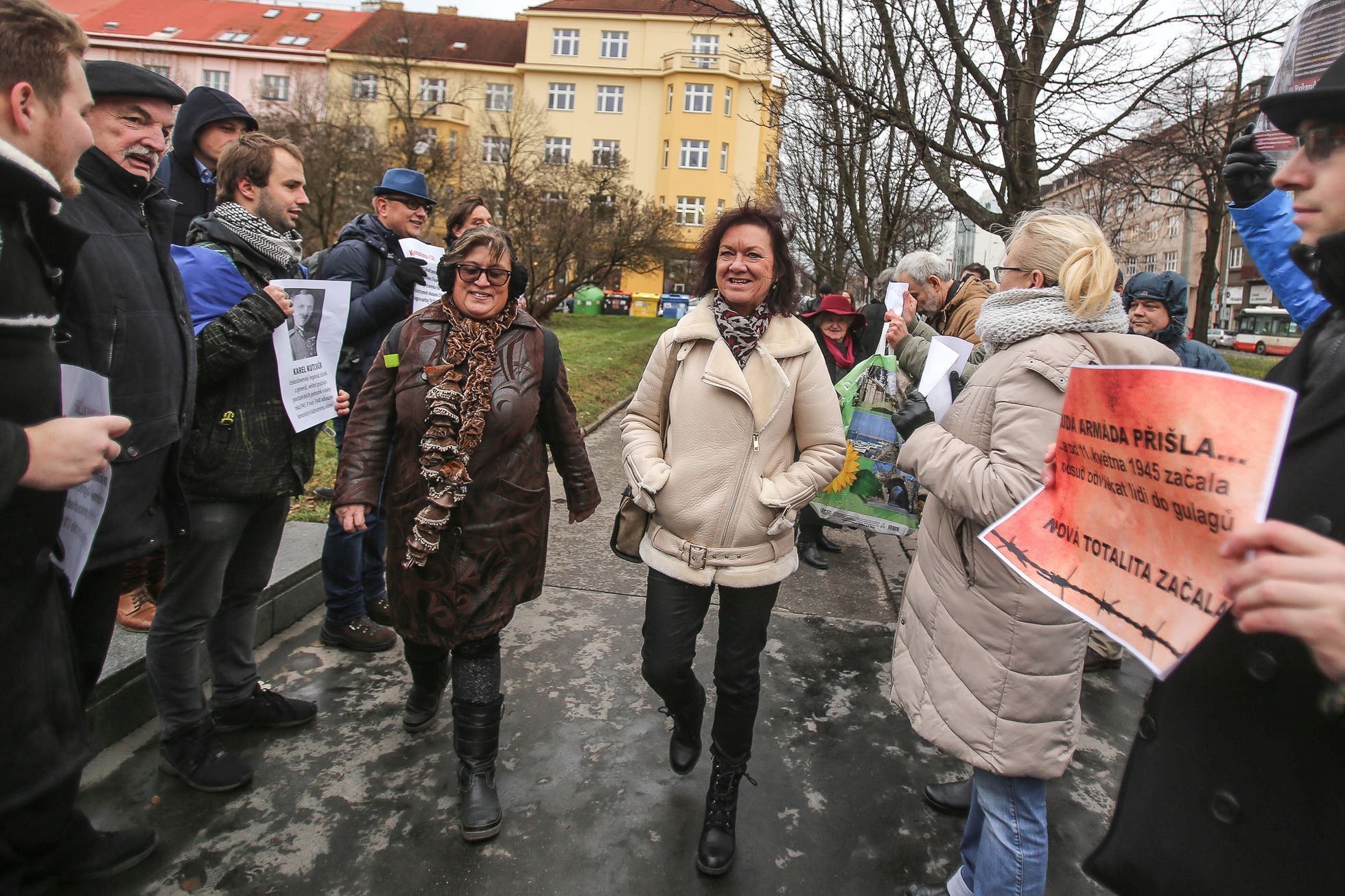 Protest proti vysvětlující tabulce u sochy maršála Koněva - pořádala KSČM