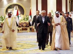 Hamas se nyní orientuje více na monarchie v Perském zálivu po rozchodu se Sýrií a Íránem. Na snímku lídr Hamasu Ismáil Haníja na jednání s představiteli Spojených arabských emirátů.