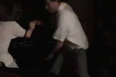 Soudce kruťas bil postiženou dceru, usvědčilo ho video