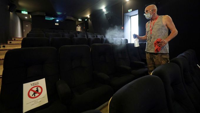 Na ilustračním snímku je dezinfekce interiéru kina ve francouzském Nice.