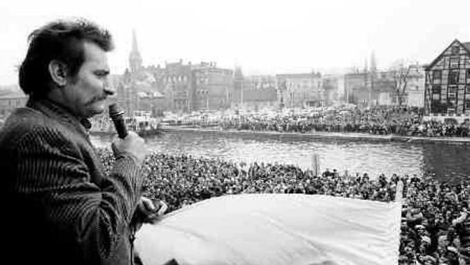 Lech Walesa promlouvá k davu protestujících dělníků. Zatím jako nezávislý odborový předák. Že jednou promluví jako polský prezident, zatím ještě netuší. Gdaňsk, 1980.
