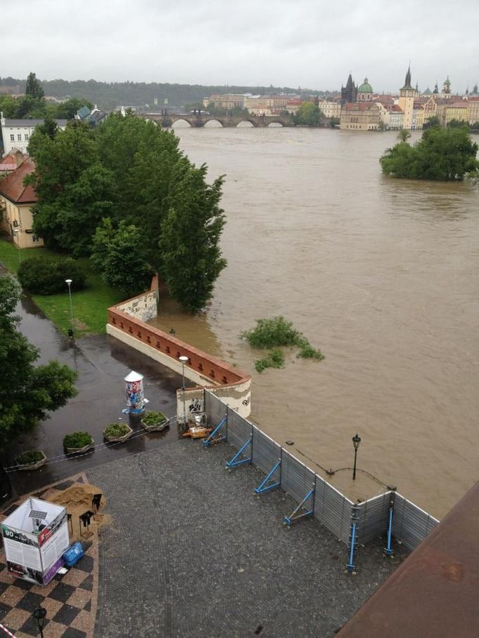 Byt naproti vstupu do parku Kampa. "Sice nám jde (skoro) o život, ale svoji práci dělám dál!"