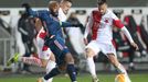 Alexandre Lacazette  a Jakub Hromada v odvetě čtvrtfinále Evropské ligy Slavia - Arsenal