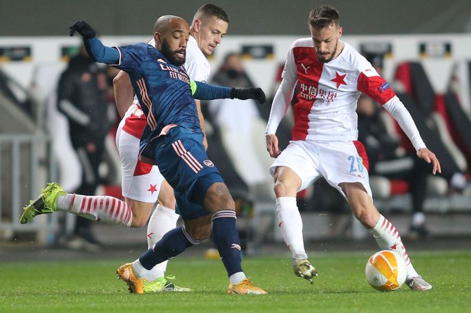 Alexandre Lacazette  a Jakub Hromada v odvetě čtvrtfinále Evropské ligy Slavia - Arsenal