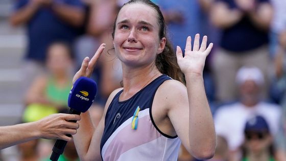 Úvodní den grandslamového US Open přinesl hned tři senzační výsledky. Podívejte se na přehled dění ve fotografiích.