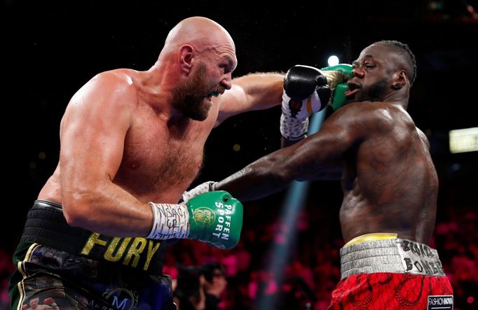 Tyson Fury v zápase proti Deontayi Wilderovi.