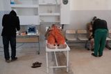 Nemocnice je součástí věznice pro bojovníky IS. Její kapacity ale nejsou dostačující. Pro sto pacientů v jedné místnosti je jen 50 postelí, na kterých se mačkají.