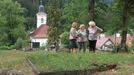 Starostka obce Nižná Boca Silvia Skusilová se sestrami Márií a Martou u nalezeného hrobu několika obětí masakru.