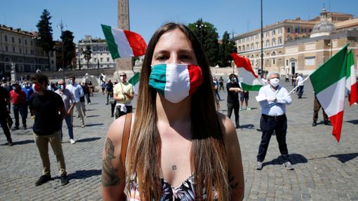 V Římě se v sobotu 23. května sešli lidé na demonstraci proti ekonomickým opatřením, která vláda zavádí kvůli koronaviru.