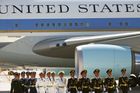 Obamovi v Číně nepřistavili k letadlu schůdky. Je to naše země! křičel čínský agent