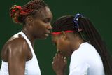 Česká dvojice vyřadila v prvním kole čtyřhry trojnásobné olympijské vítězky americké sestry Serenu a Venus Williamsovy 6:3 a 6:4.