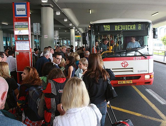 LETIŠTĚ RUZYNĚ: Přesně ve 14:00 byla blokáda ukončena. Během pěti minut odvezly autobusy stovky čekajících cestujících.