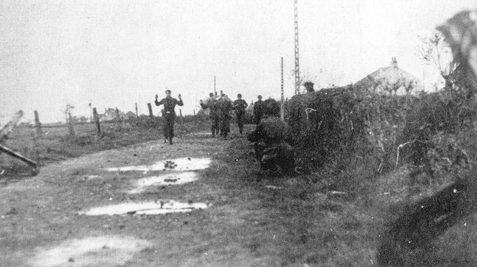 Ukázky fotografií z knihy "Kříže a hvězdy od Dunkerque" připomínající účast československých vojáků při obléhání Dunkirku v roce 1944.