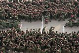 Vojáci z Š'-ťia-čuang v severočínské provincii Cha-pej soutěží v přetahované během oslav příchodu roku prasete.