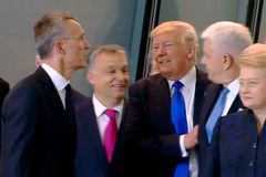 Twitter žasne nad tímto videem. Trump odstrčil černohorského premiéra a prodral se k šéfovi NATO