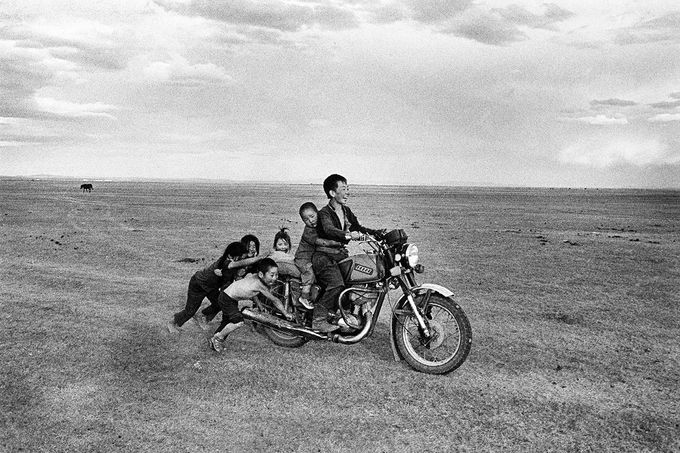 Fotografie Jana Cudlína Nová motorka, Monogolsko, 2003.