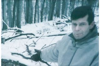 Policejní rekonstrukce vraždy Vladislavy Maříkové. Jozef Slovák ukazuje místo u Kamzíku v Bratislavě, kde zakryl tělo oběti větvemi.