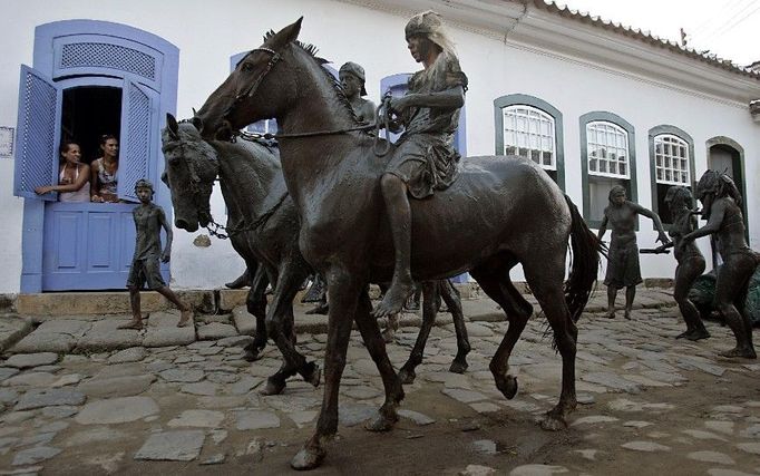 Tanečníci ze skupiny "Bloco da Lama" pomazaní bahnem, během karnevalu v Paraty, nedaleko Rio de Janeira v Brazílii.