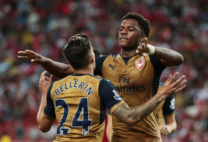 Chuba Akpom a Hector Bellerin se radují z branky v přípravě