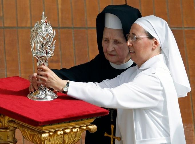 Řádové sestry Marie Simon-Pierre Normand a Tobiana nesou skleněnou nádobu, obsahující krev Jana Pavla II.