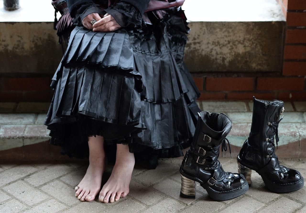 Goth feet. Готический стиль в одежде. Готы. Готы одежда. Обувь эпохи готики.