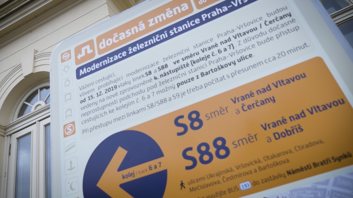 Past na cestující: Nádraží má nové nástupiště, cesta na něj je však napínavá výprava