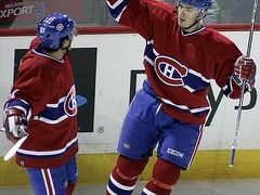 Jan Bulis (vpravo) se raduje z gólu v zápase Montrealu s Philadelphií.