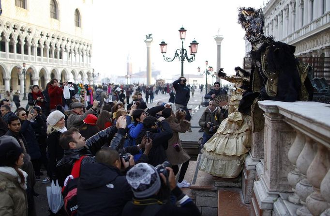 Marco Dilauro and his wife Nadia, wearing costumes, pose at San Marco square during the Venice Carnival January 25, 2013. Marco Dilauro, 43, is a tax collector by day, but his real passion is making masks and costumes for the carnival. A resident of Como, northern Italy, he chooses fabrics, ribbons, lace and costume jewellery to make the period costumes after doing extensive research, and wears them at Carnival, which ends on the day before Ash Wednesday. Picture taken January 25, 2013. REUTERS/Alessandro Bianchi (ITALY - Tags: SOCIETY) Published: Led. 28, 2013, 1:32 dop.