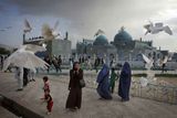 S rodinou na modlitbu. "Modrá mešita" v afghánském městě Mazár-e Šaríf. Kuni Takahaši, Japonsko  Kategorie : Životní styl / Užší výběr finalistů – Profesionálové