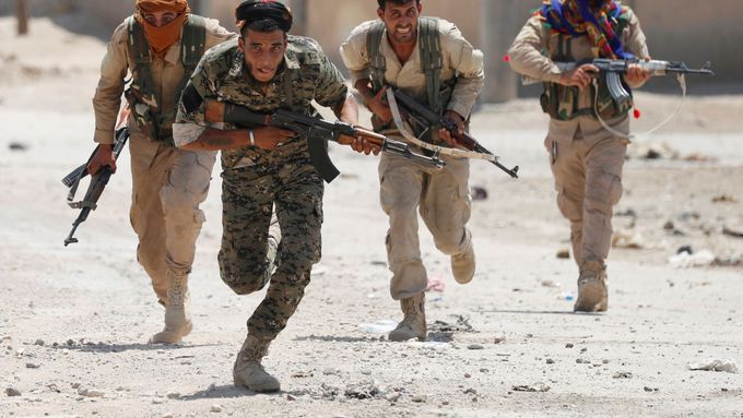 Foto: Kurdové postupují do nitra syrské Rakky. Boje s džihádisty potrvají ještě týdny