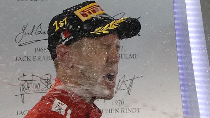 Sebastian Vettel slaví triumf v Sáchiru, který byl zároveň 200. vítězstvím pro Ferrari ve formuli 1.