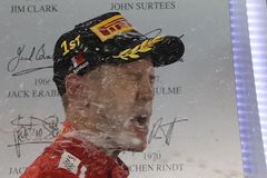 Vettel uhájil druhou výhru sezony před Bottasem. Räikkönen v Sáchiru srazil mechanika Ferrari
