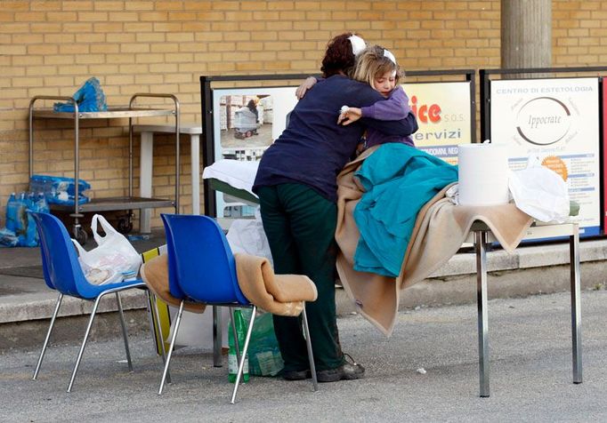 Agentura ANSA spočítala, že se od pondělka podařilo z trosek vyprostit 150 živých lidí. Zranění utrpělo přes tisíc lidí, z toho téměř 180 bylo hospitalizováno, stav sta z nich je velmi vážný. Na snímku je šestiletá Sara Luceová se svou matkou. Sara byla ošetřena v nemocnici St. Salvatora v L´Aquile. Ovšem venku. I budova špitálu byla zemětřesením značně poškozená.