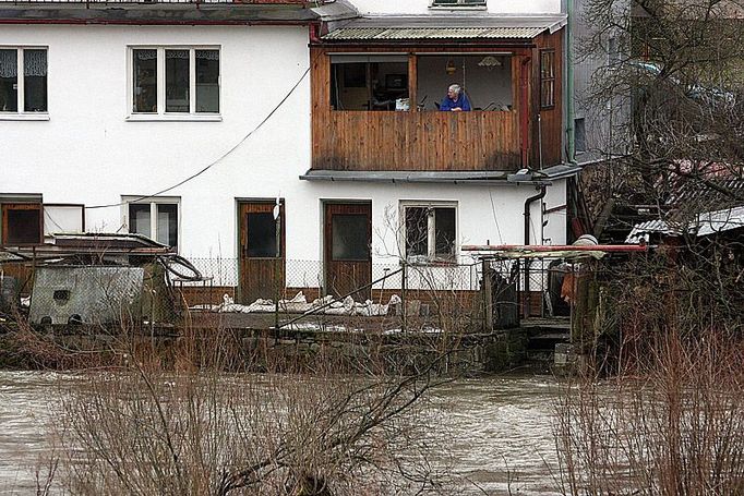 Místní lidé jsou v klidu. Nejhůře jsou na tom manželé Milidovští. Voda stoupla o dva metry a pomalu se dostává na dvorek.